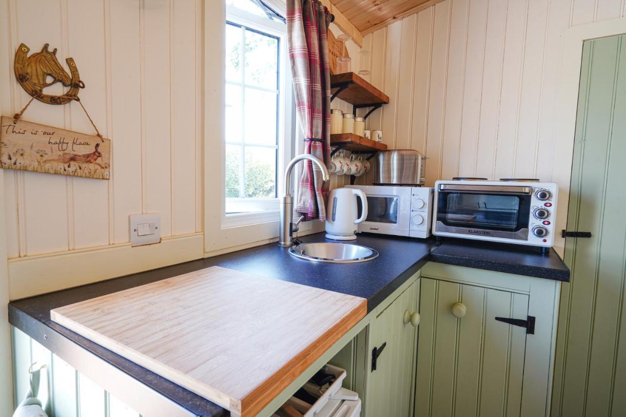 The Laburnum Retreat Shepherd Hut Private Hot Tub Upper Hulme Exterior photo